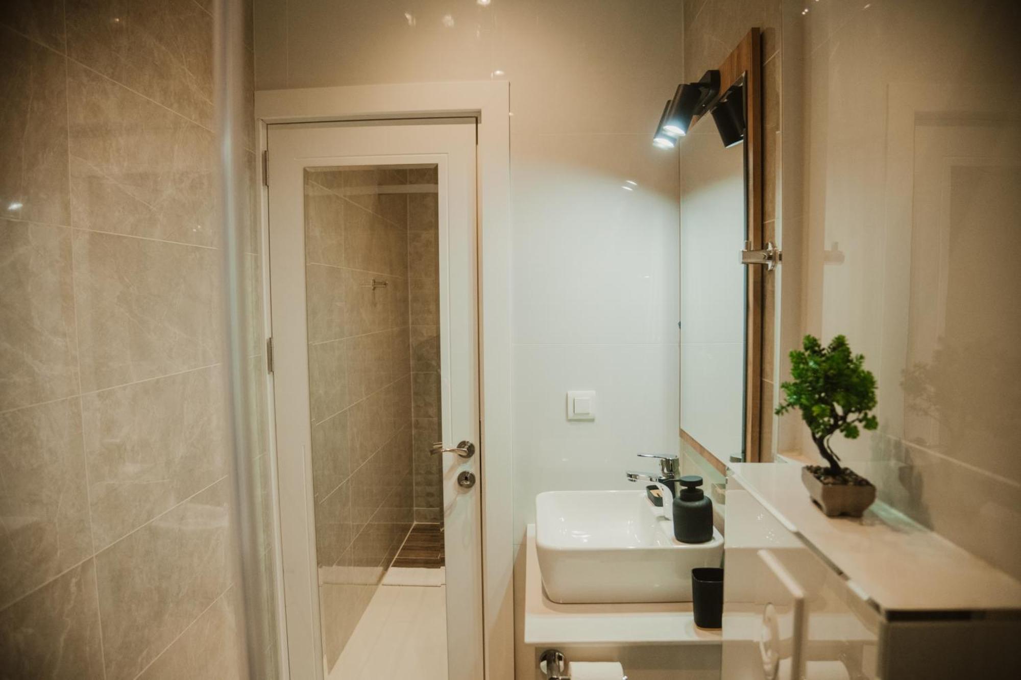 Ej's Hub Apartment