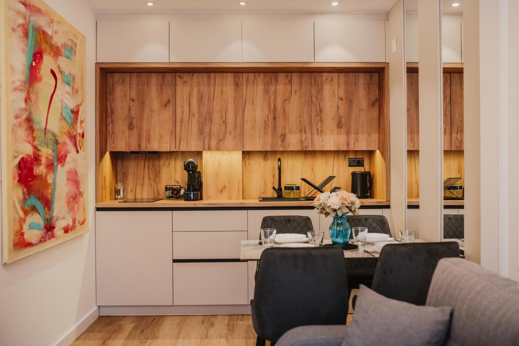 Ej's Hub Apartment *
